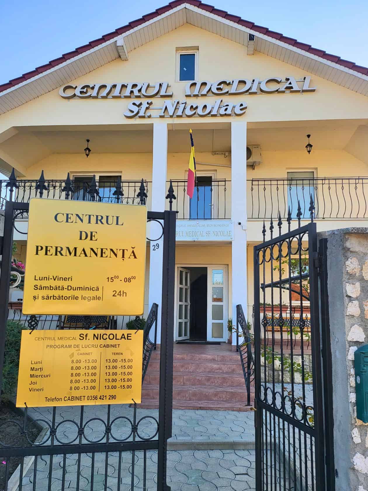 Intrare Centrul Medical Sf. Nicolae, program afișat